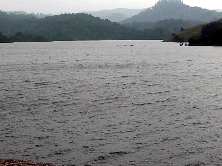 கடல் போல் காட்சியளிக்கும் முல்லை பெரியாறு அணையில் ஆறு