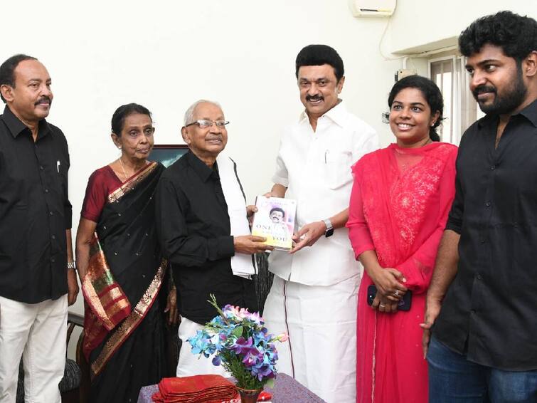 tn cm mk stalin visit to Dravidar Kazhagam president ki.veeramany house and said wishes to his birthday HBD Veeramani: தி.க.தலைவர் வீரமணியின் 91வது பிறந்தநாள்.. வீட்டுக்கே சென்று வாழ்த்து தெரிவித்த முதலமைச்சர்..!