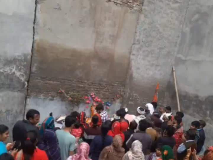 Khatu Shyam Shape appeared on wall in Harsh Vihar People demand to build temple plot owner got painted black Delhi: दिल्ली में दीवार पर प्रकट हुए खाटू श्याम! मंदिर बनाने की हुई मांग तो प्लॉट मालिक ने करवा दिया काला पेंट