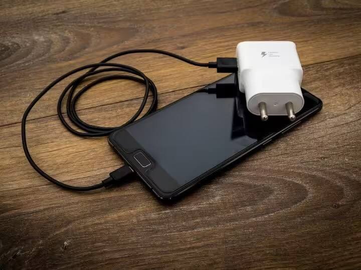 What to do if the charger wire gets cut Know everything related to charging कहीं आपके भी मोबाइल चार्जर में न हो जाए विस्फोट, बहुत खतरनाक है ये संकेत!