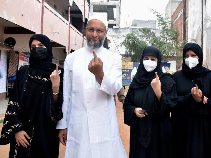 तेलंगाना में वोटिंग के दौराम एआईएमआईएम के नेता असदुद्दीन ओवैसी ने वोट डाला और लोगों से भी वोट डालने की अपील की