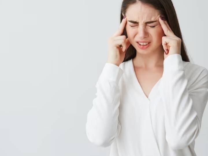 7-8 घंटे की नींद के बाद भी सुबह सिर में दर्द, भारीपन और थकान महसूस होता है तो इसका सीधा असर आपकी सेहत पर पड़ता है. पूरे दिन एनर्जी लो रहता है साथ ही साथ चिड़चिड़ापन बढ़ने लगता है. जिसकी वजह से दिन भर थकान महसूस होती है. इसके पीछे कई कारण हो सकते हैं. आज इस आर्टिकल के जरिए जानेंगे सुबह उठते ही सिरदर्द और भारीपन के क्या कारण होते हैं?