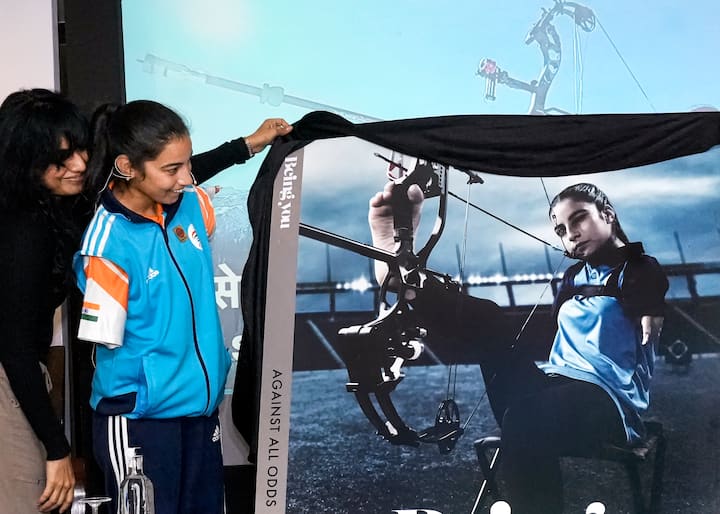 ২০২২ সাল থেকে তিরন্দাজিকে কেরিয়ার হিসাবে বেছে নিয়েই জাতীয় চ্যাম্পিয়নশিপে নেমেছিল। পদক জিতে সবার নজরে চলে আসে। এর পর আর শীতলকে ঘুরে তাকাতে হয়নি।