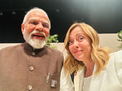 pm modi repost the selfie with italy prime minister giorgia meloni PM Modi Tweet: நண்பர்களை பார்த்தாலே குஷி தான் - துபாயில் எடுத்த செல்ஃபியுடன் பிரதமர் மோடி போட்ட ட்வீட்!