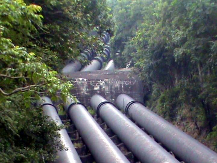 முல்லை பெரியாறு அணையிலிருந்து தமிழகத்திற்கு தண்ணீர் கொண்டுவ் அரும் ராட்சத குழாய்கள் (லோயர்கேம்ப்)