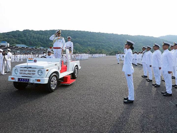 Indian Navy Bharti: જે યુવાનોએ ધોરણ-12 પાસ અને B.Tech માટે JEE Mains પરીક્ષા આપી છે તેઓ નેવીમાં ઓફિસર બની શકે છે. નેવીએ 10+2 (B.Tech) કેડેટ એન્ટ્રી સ્કીમ, જુલાઈ 2024 માટે નોટિફિકેશન બહાર પાડ્યું છે.