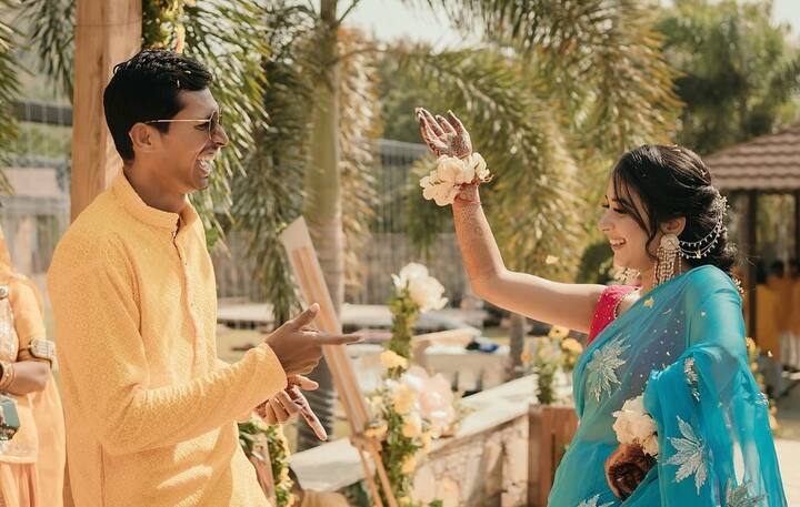 தங்கள் திருமணம் முடிந்த நாளில் இருந்து தங்கள் திருமண நிகழ்ச்சிகளில் புகைப்படங்களை இணையத்தில் பதிவிட்டு வருகின்றனர்.