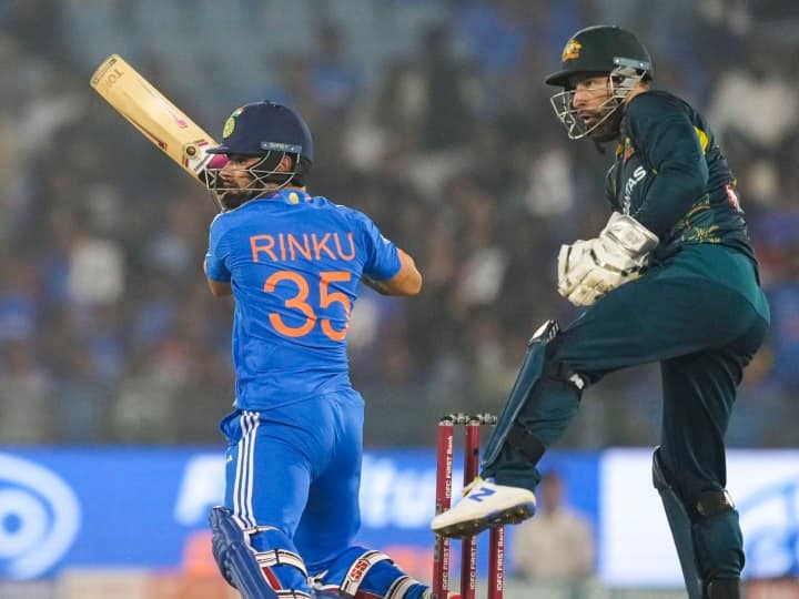 IND vs AUS Rinku Singh switch hit six against australia raipur t20 surykumar yadav Watch: रिंकू सिंह का 'स्विच हिट' सिक्स देखकर सूर्यकुमार यादव ने दिया दिलचस्प रिएक्शन, देखें रायपुर टी20 का वीडियो
