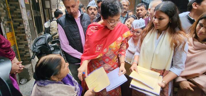 आतिशी ने कहा कि अगर सीएम केजरीवाल को गिरफ्तार कर लिया जाए तो उन्हें इस्तीफा दे देना चाहिए या फिर जेल से सरकार चलानी चाहिए.