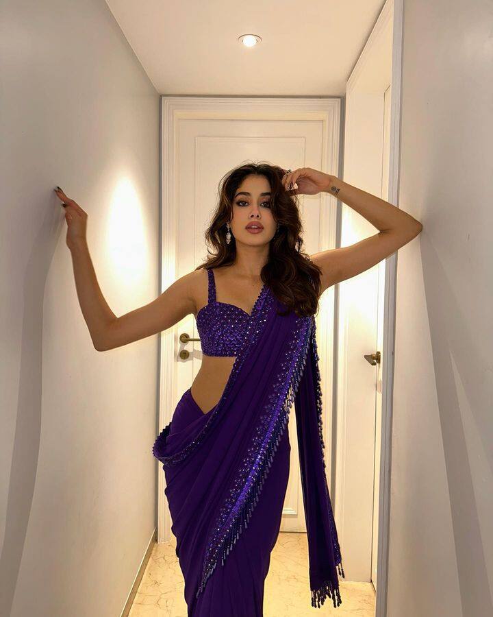 बॉलिवूड अभिनेत्री जान्हवी कपूर (Janhvi Kapoor) सध्या चर्चेत आहे.