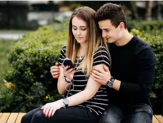 ਉਦਾਹਰਨ ਲਈ, ਜੇਕਰ ਤੁਸੀਂ ਕਿਸੇ ਖਾਸ ਕਿਸਮ ਦੀਆਂ ਫ਼ਿਲਮਾਂ, ਸ਼ੌਕ ਜਾਂ ਸੰਗੀਤ ਨੂੰ ਪਸੰਦ ਕਰਦੇ ਹੋ, ਤਾਂ ਐਲਗੋਰਿਦਮ ਤੁਹਾਡੇ ਲਈ ਸਮਾਨ ਰੁਚੀਆਂ ਵਾਲੇ ਲੋਕਾਂ ਦਾ ਸੁਝਾਅ ਦੇਵੇਗਾ। ਇਸ ਤਰ੍ਹਾਂ ਆਰਟੀਫੀਸ਼ੀਅਲ ਇੰਟੈਲੀਜੈਂਸ ਡੇਟਿੰਗ ਐਪਸ ਨੂੰ ਯੂਜ਼ਰਸ ਵਿਚਕਾਰ ਬਿਹਤਰ ਕਨੈਕਸ਼ਨ ਬਣਾਉਣ ਵਿੱਚ ਮਦਦ ਕਰਦੀ ਹੈ।