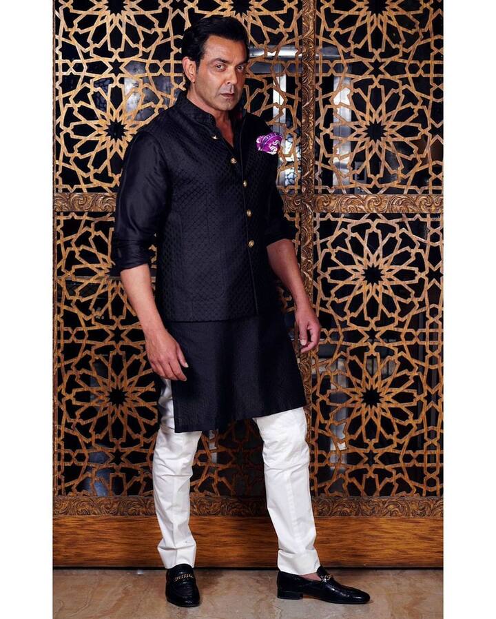 बॉबी देओल ने अपने घर का क्लासी लुक देने के लिए कई हिस्सों में सुंदर वुडन वर्क करवाया हुआ है. इसके अलावा घर की दीवारों पर आपको कई सारे फैमिली फोटो फ्रेम भी देखने को मिलेंगे.