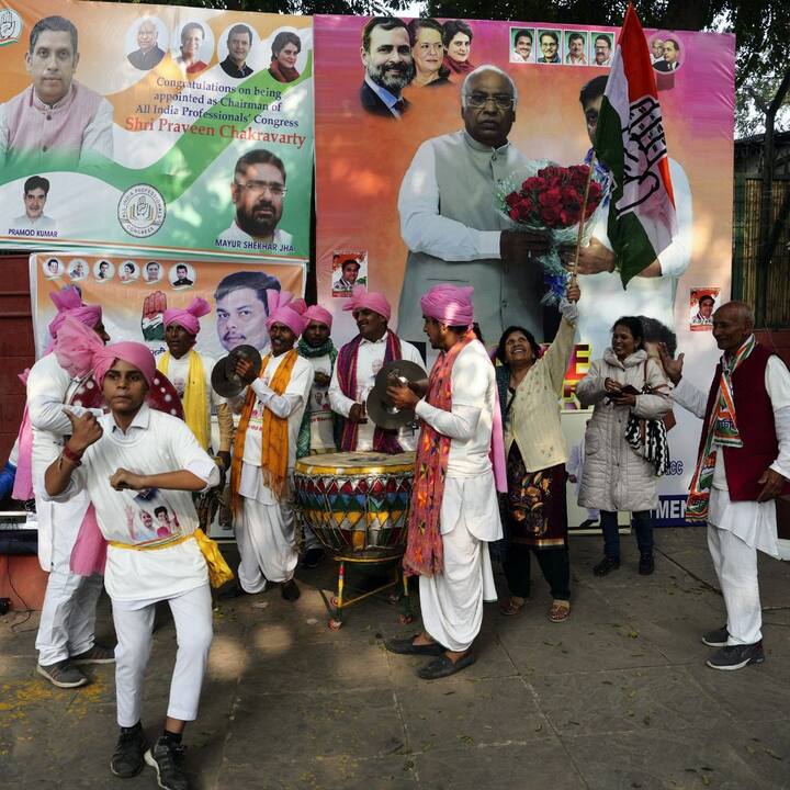 তেলঙ্গানায় দলের সাফল্যের উচ্ছ্বাস ধরা পড়ল দিল্লিতেও। AICC-র সদর দফতরের সামনে আনন্দে মেতে উঠলেন একাংশ কর্মী-সমর্থক।