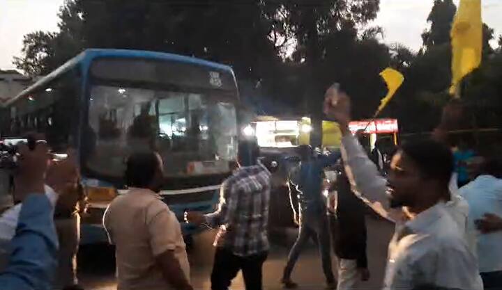 आंदोलनकर्त्यांनी ‘येळकोट येळकोट जय मल्हार’, ‘आरक्षण आमच्या हक्काचं नाही कुणाच्या बापाचं’ अशा गगनभेदी घोषणा देत सारसबाग चौकात ठिय्या मांडला.