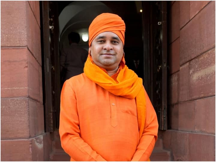 बीजेपी के सांसद महंत बाबा बालकनाथ ने तिजारा विधानसभा सीट से कांग्रेस के इमरान खान को हराया है. उन्हें राजस्थान का 'योगी' भी कहा जाता है. इनका भी नाम सीएम रेस में लिया जा रहा है.