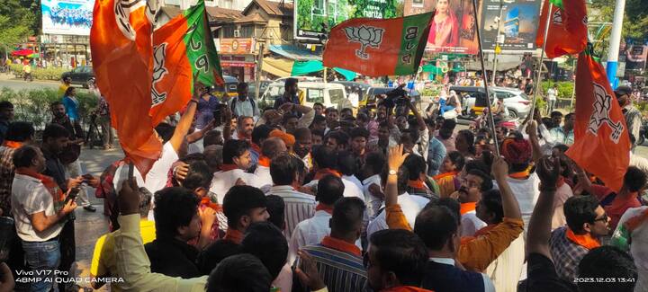 पुण्यातील अनेक रस्त्यांवर भाजपच्या कार्यकर्त्यांनी जल्लोष केला.