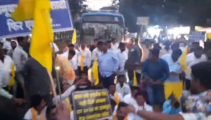 अनेकांनी एकत्र येत काही वेळ PMT बसेसदेखील रोखल्या.