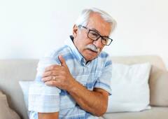 सांधेदुखीच्या रुग्णांनी हिवाळ्यात 'या' चुका करू नये; नाहीतर हाडांवर होईल परिणाम