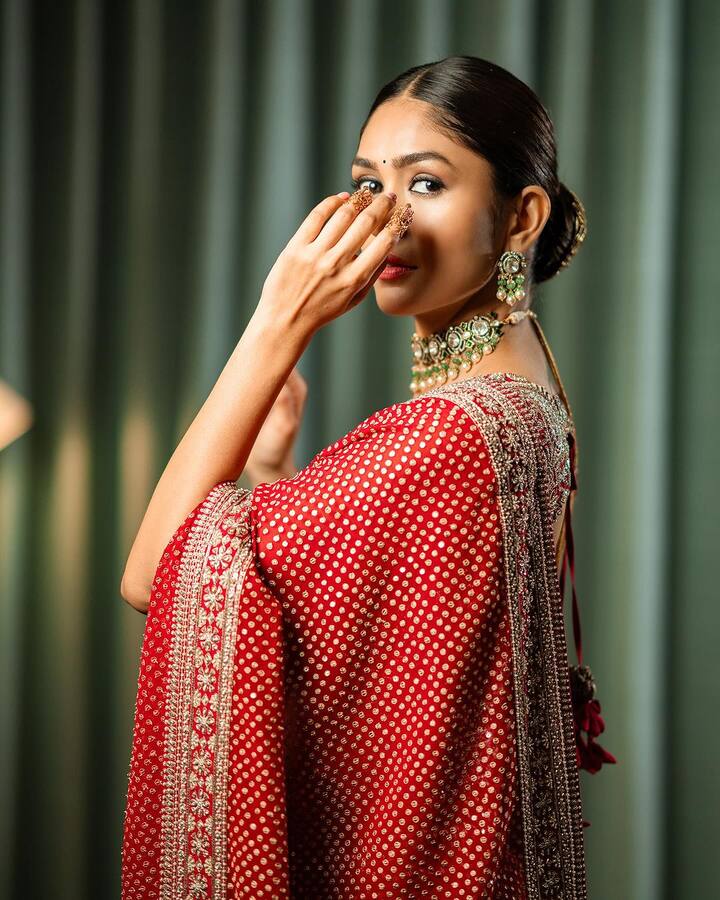 చీరలో మృణాల్ ఠాకూర్ (Image Courtesy : mrunalthakur / Instagram)