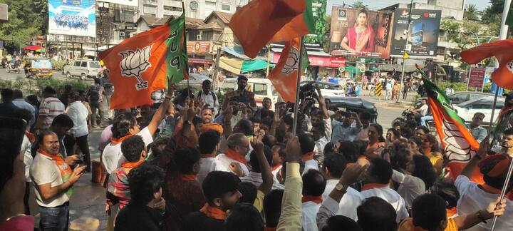 पुण्यातील फर्ग्यूसन  रस्त्यावरील कलाकार कट्ट्यासमोर सगळे भाजपचे कार्यकर्ते एकत्र आले होते.