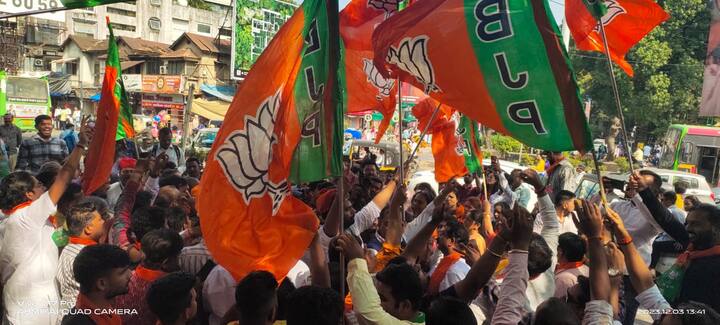 यावेळी बोलताना घाटे म्हणाले ,' पंतप्रधान नरेंद्र भाई मोदी यांच्या नेतृत्वावर जगाने शिक्कामोर्तब केले आहे . केंद्रातील भारतीय जनता पार्टी सरकार हे जनतेचे सरकार आहे तीन राज्यातील विजय ही लोकसभा विजयाची नांदी आहे'