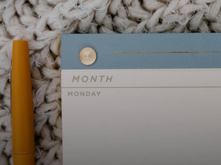 पहले 10 महीना ही हुआ करते थे. जो अप्रैल से शुरू होकर दिसंबर तक खत्म होते थे. बाद में जनवरी और फरवरी को महीने की लिस्ट में ऐड किया गया.