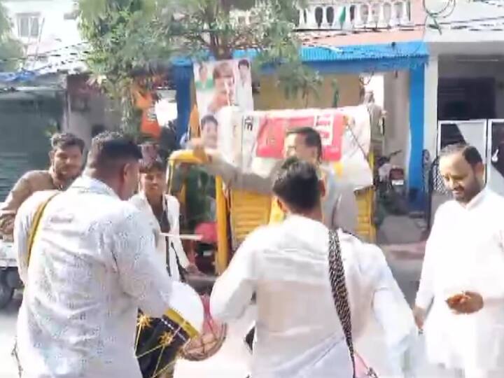 As BJP leads in Madhya Pradesh Assembly Election, workers and supporters celebrate outside Kailash Vijayvargiya's house in Indore. (Source: PTI)