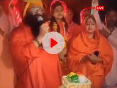 चुनाव नतीजों में बीजेपी की जीत पर हरिद्वार के महंतों ने मनाई खुशी, एक-दूसरे को खिलाई मिठाई