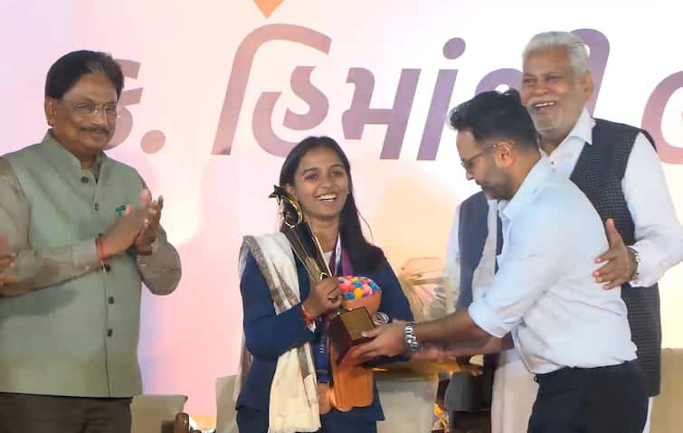 Reception ceremony of chess player Himanshi Rathi who won bronze medal in Para Games Ahmedabad: એશિયન પેરા ગેમ્સમાં બ્રોન્ઝ જીતનાર ગુ્જ્જુ ગર્લના સત્કાર સમારંભમાં પહોંચ્યા પાર્થિવ પટેલ અને બીજેપી મંત્રી