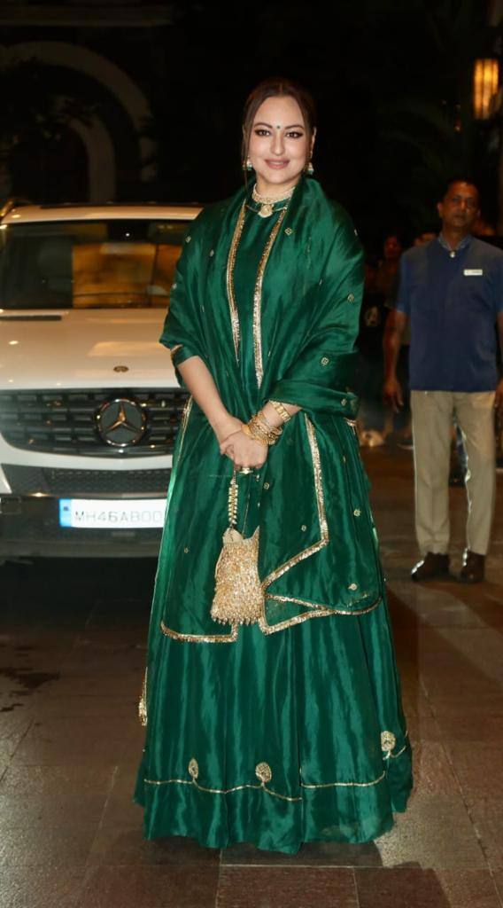 इस सूट के साथ उन्होंने शिमरी बैग कैरी किया. वहीं, बालों में बन गजरा लगाए और माथे बिंदी लगाए अपने लुक को कंप्लीट किया.