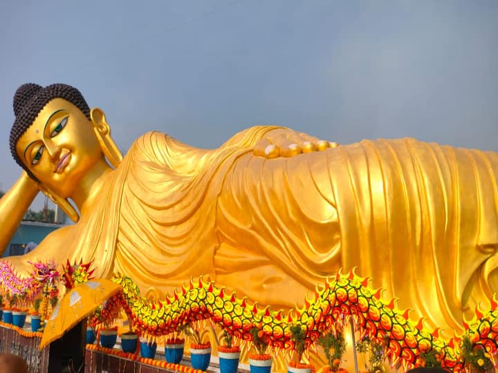 Mahatma Buddha: बुद्ध इंटरनेशनल वेलफेयर मिशन के द्वारा महात्मा बुद्ध की 100 फीट लंबी और 30 फीट ऊंची प्रतिमा का उद्घाटन किया गया. इसको लेकर कार्यक्रम का आयोजन किया गया.
