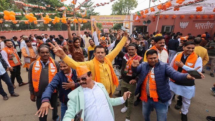 BJP Celebration Mood In Rajasthan:বেলা ১২টা পর্যন্ত যা পরিসংখ্য়ান, তাতে রাজস্থানে ১১৫টি আসনে এগিয়ে বিজেপি। কংগ্রেস এগিয়ে ৬৮টি আসনে। ইতিমধ্যে জয় উদযাপন শুরু বিজেপি কর্মী-সমর্থকদের।