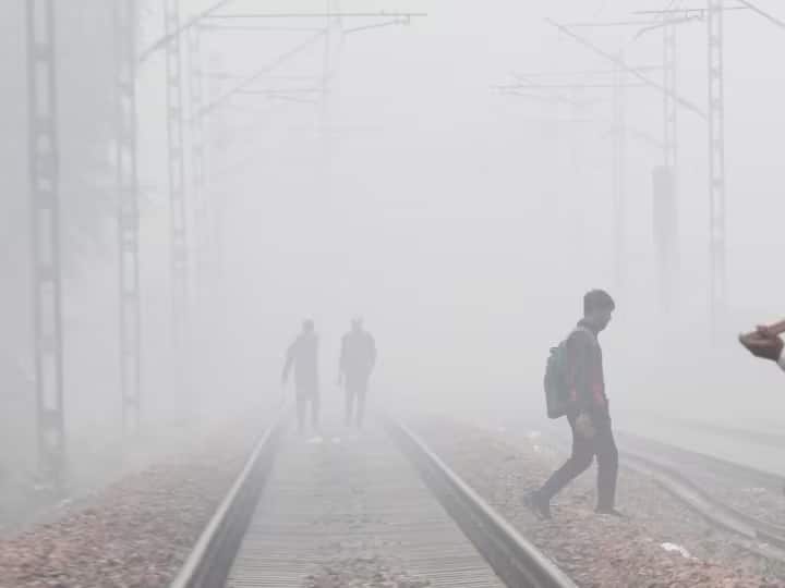 weather update today 3 dec 2023 Uttar Pradesh imd rain alert air pollution in noida ghaziabad meerut and uttarakhand weather news UP Weather Today: पहाड़ों में बर्फबारी से यूपी के मैदानी इलाकों में बढ़ी ठंड, कई जिलों का AQI खतरनाक स्तर पर