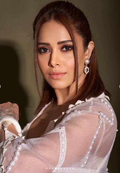 ਬਲਾਊਜ਼ ਅਤੇ ਵ੍ਹਾਈਟ ਕੇਪ 'ਚ ਉਸ ਦਾ ਲੁੱਕ ਕਾਫੀ ਵੱਖਰਾ ਨਜ਼ਰ ਆ ਰਿਹਾ ਹੈ। ਉਸ ਨੇ ਜੋ ਕੇਪ ਪਹਿਨਿਆ ਹੈ, ਉਸ 'ਤੇ ਓਰੀਗਾਮੀ ਡਿਜ਼ਾਈਨ ਦੀ ਕਢਾਈ ਕੀਤੀ ਗਈ ਹੈ।