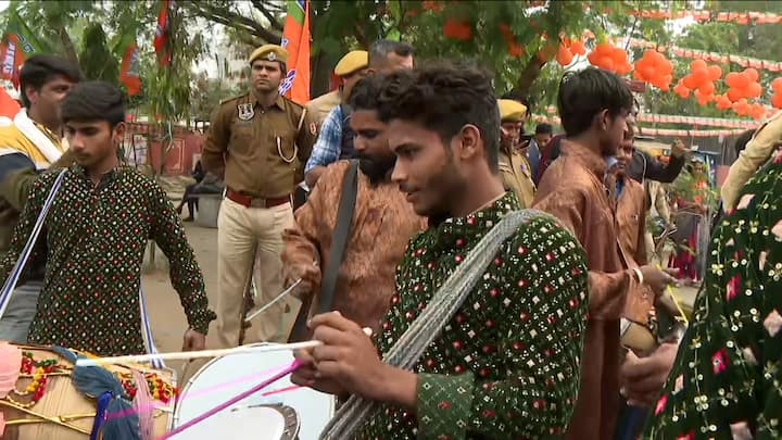 ফলঘোষণা হতে এখনও বেশ কিছুটা সময় বাকি। কিন্তু জয়ের পথ প্রশস্ত হতেই রাজস্থানের দিকে দিকে রাস্তায় নেমে পড়েছেন বিজেপি কর্মী-সমর্থকরা। জয়পুরের দলের সদর দফতরে পৌঁছে যান কেন্দ্রীয় মন্ত্রী গজেন্দ্র সিংহ তোমরও।