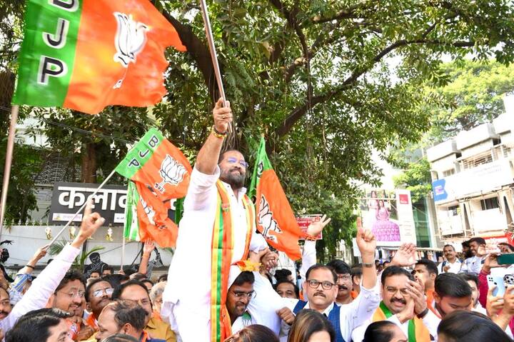 मोठ्या मोठ्याने घोषणा देत त्यांनी पेढे वाचून आनंद साजरा केला.