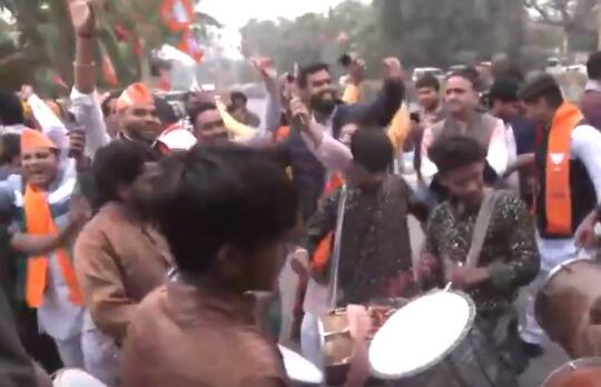 राजस्थान में बीजेपी 125 सीट पर आगे चल रही है तो वहीं कांग्रेस की 62 सीटों पर बढ़त है. इसके अलावा, अन्य 12 पर आगे है.