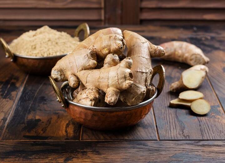 Ginger Benefits in Winter: ਅਜਿਹੀ ਸਥਿਤੀ ਵਿੱਚ ਸਰੀਰ ਨੂੰ ਸਿਹਤਮੰਦ ਰੱਖਣ ਲਈ ਪੌਸ਼ਟਿਕ ਭੋਜਨ ਦਾ ਸੇਵਨ ਕਰਨ ਦੀ ਸਲਾਹ ਦਿੱਤੀ ਜਾਂਦੀ ਹੈ। ਇਸ ਮੌਸਮ 'ਚ ਕਈ ਅਜਿਹੀਆਂ ਚੀਜ਼ਾਂ ਹਨ ਜੋ ਠੰਢ ਤੋਂ ਬਚਾ ਕੇ ਸਰੀਰ ਨੂੰ ਸਿਹਤਮੰਦ ਰੱਖਦੀਆਂ ਹਨ।