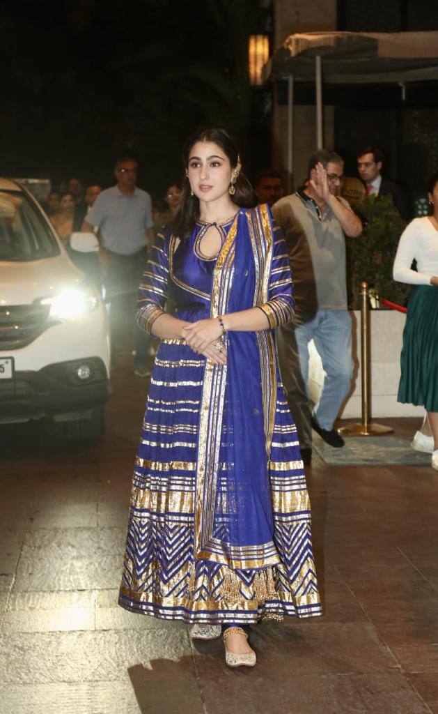 संजय लीला भंसाली की भांजी के वेडिंग रिसेप्शन में कई स्टार्स ने शिरकत की. इसमें से एक सारा अली खान भी थीं.