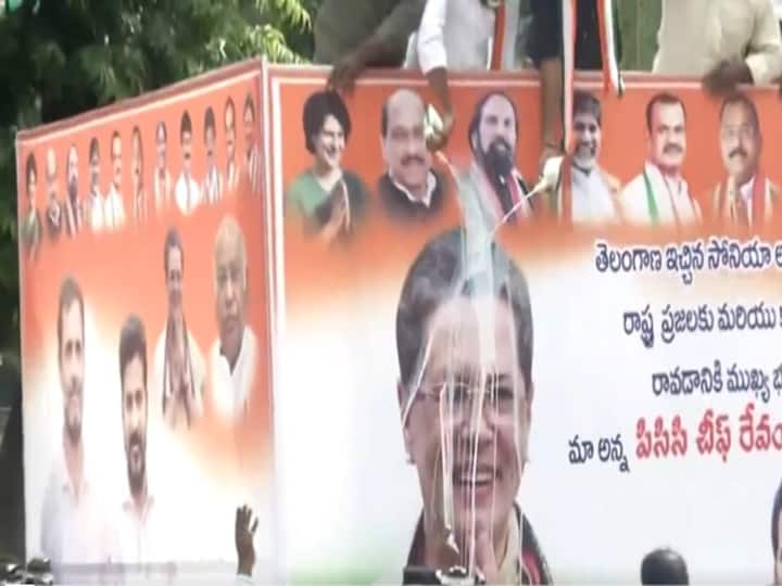 Telangana Election Result 2023 Congress workers pour milk on a poster featuring Sonia Gandhi Rahul Gandhi Revanth Reddy abpp Watch Video: தெலங்கானாவில் காங்கிரஸ் அலை.. சோனியா காந்தி பேனருக்கு பால் அபிஷேகம் செய்யும் தொண்டர்கள்