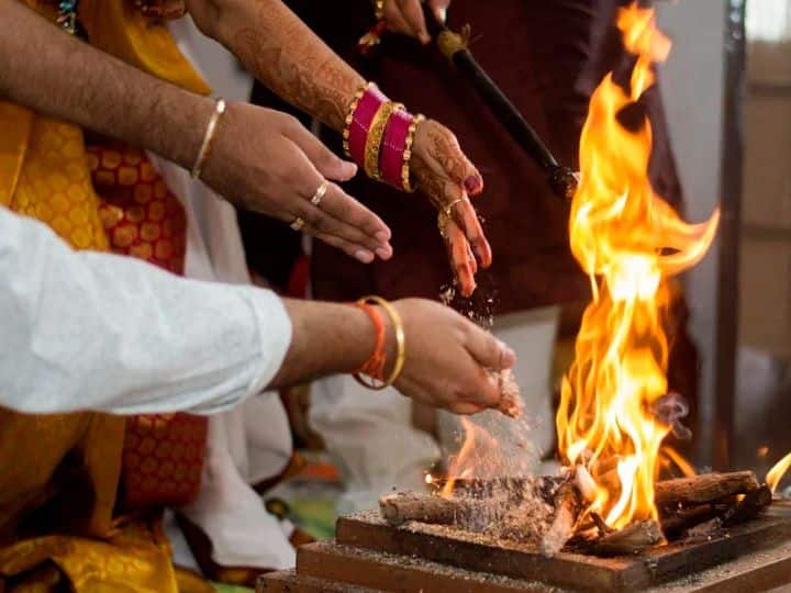 हवन कुंड में अग्नि प्रजज्वलित करने के लिए लकड़ी का प्रयोग होता है. लेकिन ध्यान रखें कि इसमें केवल आम लकड़ी का ही प्रयोग करें. इसके अलावा आप चंदन या ढाक, पीपल की लकड़ी का भी प्रयोग कर सकते हैं. लेकिन लकड़ी साफ हो इसके दीमक या घुन न लगे हों और ना ही सड़ी हुई लकड़ी का हवन में प्रयोग करें.