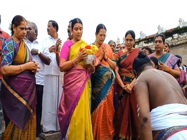 திருவெண்காடு கோயிலில் துர்கா ஸ்டாலின் பால்குடம் எடுத்து சிறப்பு வழிபாடு