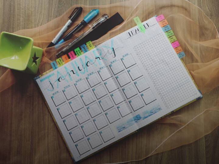 यह बड़ी ही दिलचस्प बात है कि साल का सबसे पहला महीना कैलेंडर में सबसे आखिर में जुड़ा था. जेनस को अंत और शुरुआत का देवता माना जाता है. इसीलिए साल के खत्म होने और नए साल के शुरू होने के आधार पर ही इस महीने का नाम जनवरी रख दिया गया.