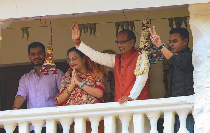 કુંભ રાશિના લોકોમાં ઘણો આત્મવિશ્વાસ હોય છે. કુંભ રાશિના સ્વામી શનિદેવ છે. આવા લોકો ઘણા આગળ જતા હોય છે. ક્યારેક તેમના સ્વભાવમાં કઠોરતા પણ જોવા મળે છે.કુંભ રાશિના લોકો ખૂબ જ મહેનતુ હોય છે. એક વાર કોઈ પણ કામ કરવાનું નક્કી કરે તો તેને પૂરું કર્યા પછી જ છોડે છે.