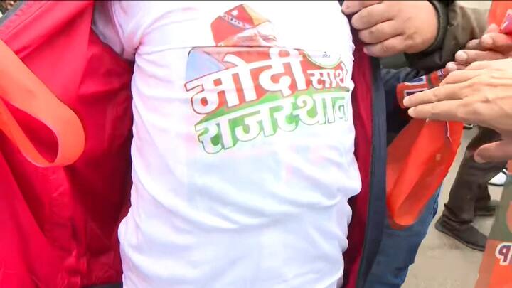 বুথফেরত সমীক্ষা যা-ই বলুক, এবার কংগ্রেসের ক্ষমতায় ফেরা নিয়ে একরকম আত্মবিশ্বাসী ছিলেন কংগ্রেসের বিদায়ী মুখ্যমন্ত্রী অশোক গহলৌত। কিন্তু ভোটগণনা কয়েক ঘণ্টা এগোতেই বোঝা গেল, গহলৌত-ম্যাজিক একরকম ফিকে হয়ে গিয়েছে।