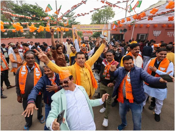 राजस्थान में बीजेपी जीत की तरफ बढ़ रही है. यहां कई सीटों पर विजेताओं की घोषणा हो गई है. वहीं, राजधानी जयपुर समेत कई शहरों में बीजेपी के कार्यकर्ताओं में जश्न का माहौल है. वे ढोल-नगाड़ा लेकर सड़कों पर उतरे हैं.
