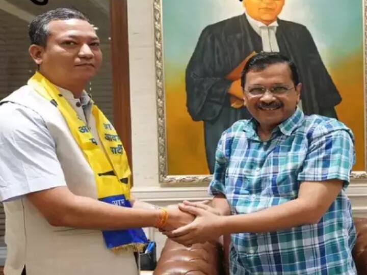 छत्तीसगढ़ विधानसभा चुनाव के कुल उम्मीदवारों में से 46 उम्मीदवार करोड़पति थे, लेकिन इन सब में सबसे अमीर आम आदमी पार्टी के उम्मीदवार खड़गराज सिंह थे, जिनके पास 40 करोड़ रुपये से अधिक की संपत्ति है.  खड़गराज सिंह कवर्धा विधानसभा सीट से चुनावी मैदान में थे और वे पूर्व शाही परिवार के वंशज हैं. हालांकि उन्हें जीत नसीब नहीं हुई.