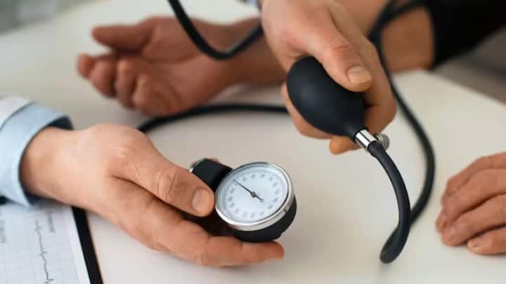 Health Tips Blood Pressure patients know what to eat marathi news Health Tips : 'या' आयुर्वेदिक गोष्टींमुळे रक्तदाब नियंत्रित राहील; जाणून घ्या कोणत्या शरीरासाठी उपयुक्त