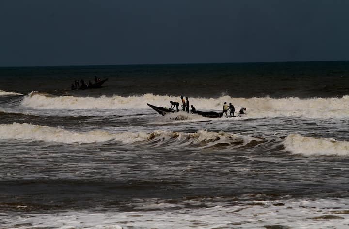 নিম্নচাপ ও ঘূর্ণিঝড়ের আশঙ্কায় মৎস্যজীবীদের সতর্কবার্তা। তামিলনাড়ু ও পন্ডিচেরি উপকূলে সোমবার পর্যন্ত মৎস্যজীবীদের সমুদ্রে যেতে নিষেধ করা হয়েছে।