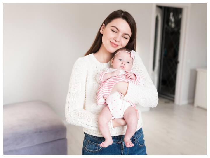 गर्म पानी पिएं : डिलीवरी कराने के बाद महिलाओं को गर्म पानी पीना बेहद जरूरी होता है. गर्म पानी शरीर को हाइड्रेट रखने और थकान दूर करने में मदद करता है. इसके अलावा, गर्म पानी में ऑक्सीटोसिन नामक हार्मोन होता है जो योनि दीवारों को संकुचित करके रक्तस्राव को रोकने में मदद करता है. इसलिए, डिलीवरी करवाने के बाद महिलाओं कई दिनों तक गुनगुने पानी पीना चाहिए.